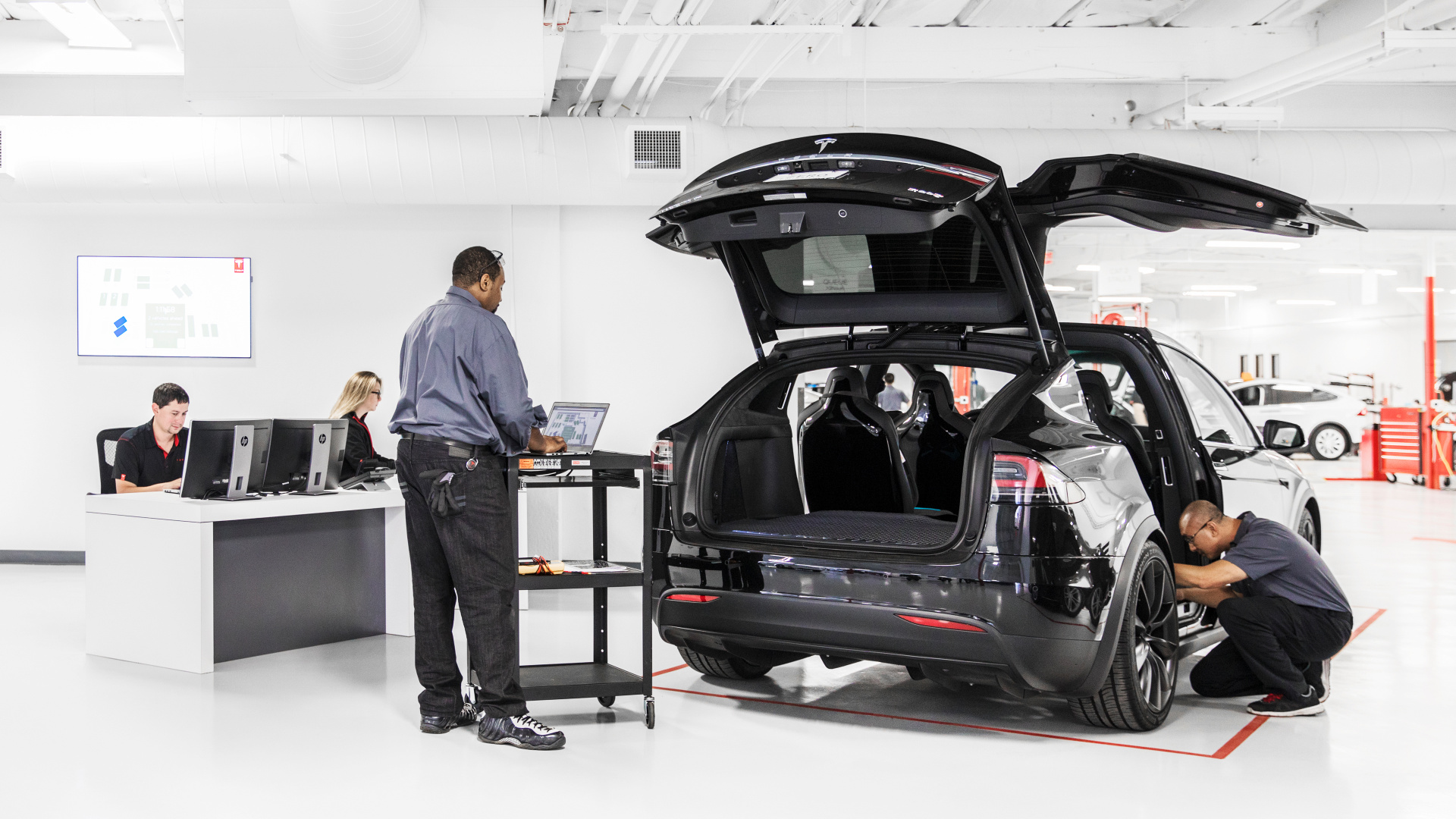 SMALL_Tesla 專業的服務顧問與技師團隊將提供車主同步全球的車輛軟硬體診斷、維修保養與原廠配件選購等服務。